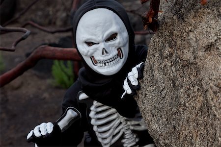 Boy dressed as skeleton creeping out Foto de stock - Sin royalties Premium, Código: 693-05794365