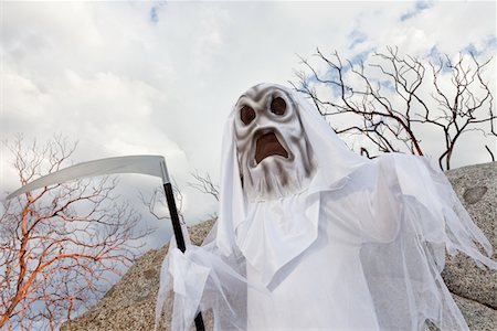 pauroso - Boy dressed up as grim reaper holding scythe Fotografie stock - Premium Royalty-Free, Codice: 693-05794360