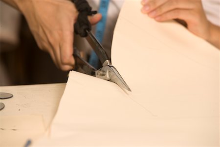 Cropped image of fashion designer cutting cloth Foto de stock - Sin royalties Premium, Código: 693-05794423