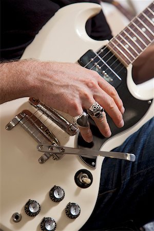 Close-up of man's hand playing electric guitar Foto de stock - Sin royalties Premium, Código: 693-05794449