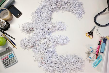 High angle view of euro sign symbol with other office stationery supplies Foto de stock - Sin royalties Premium, Código: 693-05794503