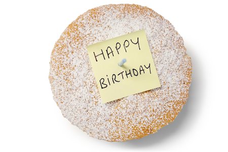 preservatives - High angle view of 'happy birthday' note on powdered sugar sponge cake Stock Photo - Premium Royalty-Free, Code: 693-05794522