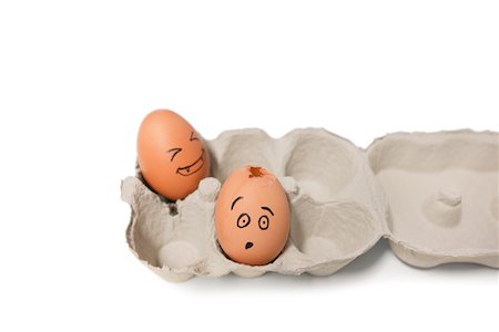 egg carton - Carton d'oeufs bruns avec un œuf fissuré Photographie de stock - Premium Libres de Droits, Code: 693-05794531