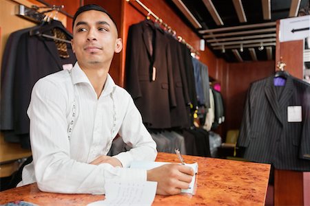 Tailor standing by the desk looking away Foto de stock - Sin royalties Premium, Código: 693-05794541