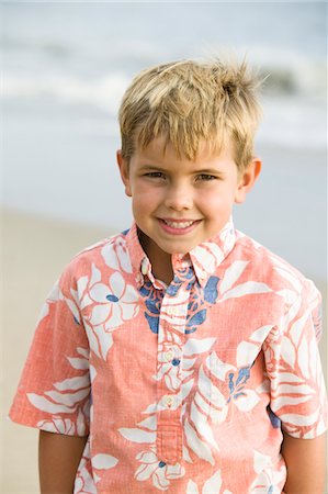 simsearch:693-03307029,k - Portrait of boy on beach, smiling Foto de stock - Sin royalties Premium, Código: 693-06014094