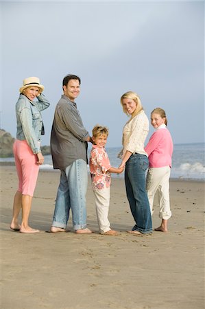simsearch:693-03314793,k - Famille se tenant debout sur la plage, portrait Photographie de stock - Premium Libres de Droits, Code: 693-06014095