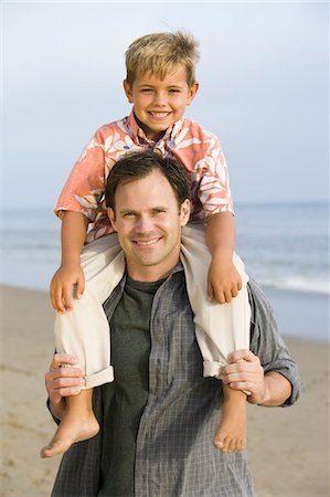 simsearch:693-03314793,k - Portrait de garçon sur les épaules des pères à la plage Photographie de stock - Premium Libres de Droits, Code: 693-06014096