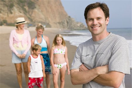 simsearch:693-03314793,k - Portrait de l'homme sur la plage avec la famille Photographie de stock - Premium Libres de Droits, Code: 693-06014105
