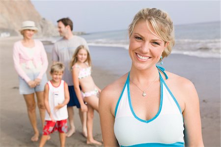 simsearch:693-03314793,k - Portrait de femme sur la plage avec la famille Photographie de stock - Premium Libres de Droits, Code: 693-06014106