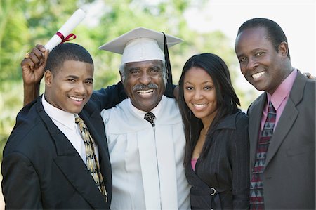 Senior diplômé avec fils et petits-enfants à l'extérieur, portrait Photographie de stock - Premium Libres de Droits, Code: 693-06014176