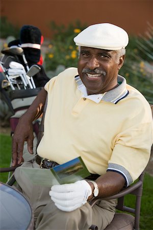 simsearch:693-03304456,k - Senior man holding golf score card, (portrait) Foto de stock - Sin royalties Premium, Código: 693-06014285