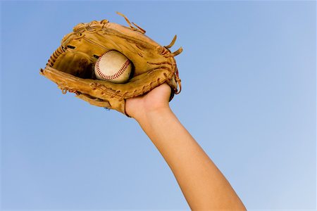 pelota de béisbol - Baseball player catching ball in baseball glove, close-up of hand in glove Foto de stock - Sin royalties Premium, Código: 693-06014400