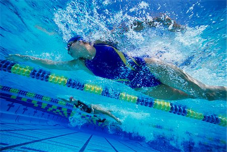 simsearch:693-06014655,k - Underwater view female swimmers racing Foto de stock - Sin royalties Premium, Código: 693-06014654
