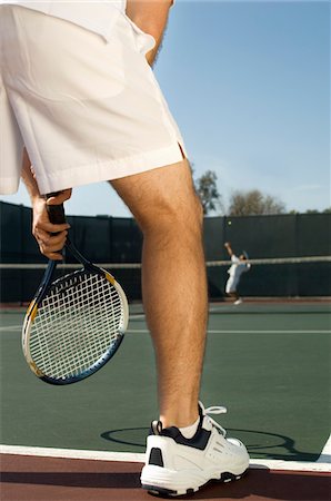 saque (deportes) - Tennis Player holding tennis racket, Waiting For Serve, low section, back view Foto de stock - Sin royalties Premium, Código: 693-06014678