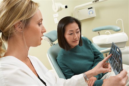 simsearch:693-06014951,k - Dentist and patient examining X-ray in surgery Stock Photo - Premium Royalty-Free, Code: 693-06014953