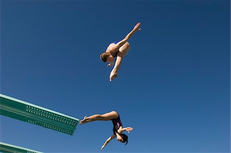 sincronicidad - Two women diving from diving board Foto de stock - Sin royalties Premium, Código: 693-06015121