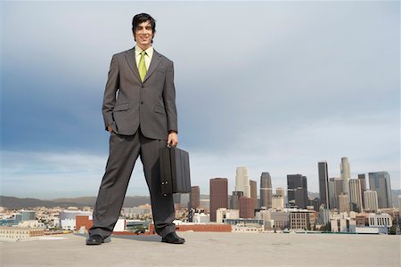 simsearch:693-03307852,k - Business man standing on city rooftop Foto de stock - Sin royalties Premium, Código: 693-06015174