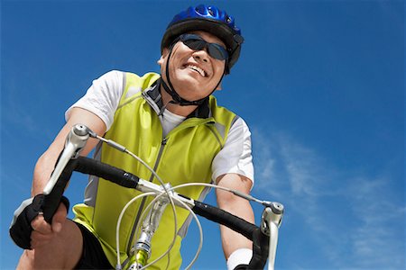 simsearch:846-05646711,k - Mann auf Fahrradtour, Porträt, Flachwinkelansicht Stockbilder - Premium RF Lizenzfrei, Bildnummer: 693-06015374