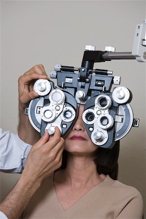 phorometer - Augenarzt untersuchen Patienten Augen Stockbilder - Premium RF Lizenzfrei, Bildnummer: 693-06015874