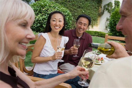 simsearch:693-03707149,k - Two couples drinking wine in garden Foto de stock - Sin royalties Premium, Código: 693-06015918