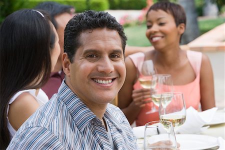 simsearch:693-03707149,k - Man drinking wine with friends outdoors Foto de stock - Sin royalties Premium, Código: 693-06015911