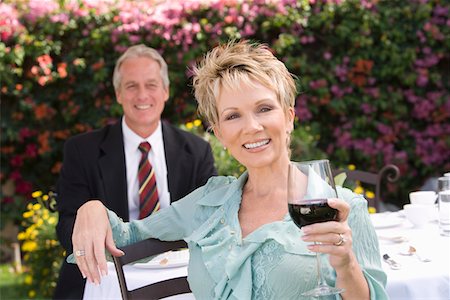 simsearch:693-03707149,k - Couple drinking wine outdoors, portrait Foto de stock - Sin royalties Premium, Código: 693-06016015