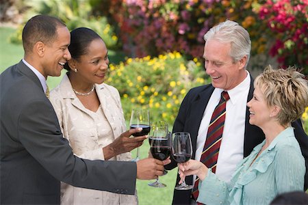 simsearch:693-03707149,k - Two couples toasting outdoors Foto de stock - Sin royalties Premium, Código: 693-06016018