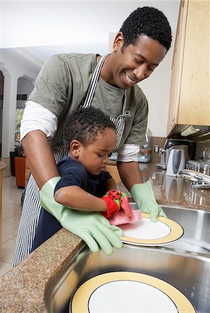 simsearch:693-06021547,k - Son (3-6) helping father wash dishes Foto de stock - Royalty Free Premium, Número: 693-06016147