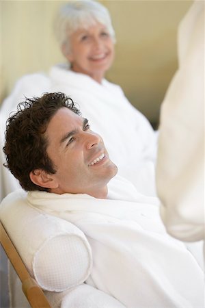 senior and spa - Man relaxing at spa in bathrobe Foto de stock - Sin royalties Premium, Código: 693-06016455