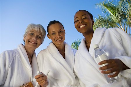 senior and spa - Portrait of three women in bathrobes at health spa Foto de stock - Sin royalties Premium, Código: 693-06016553