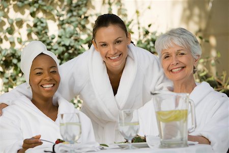 spa with female friend - Portrait de trois femmes en robes de chambre au spa santé Photographie de stock - Premium Libres de Droits, Code: 693-06016569