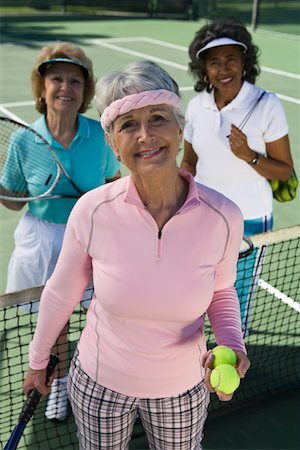 simsearch:693-06019442,k - Trois femmes sur le court de tennis, portrait Photographie de stock - Premium Libres de Droits, Code: 693-06016609