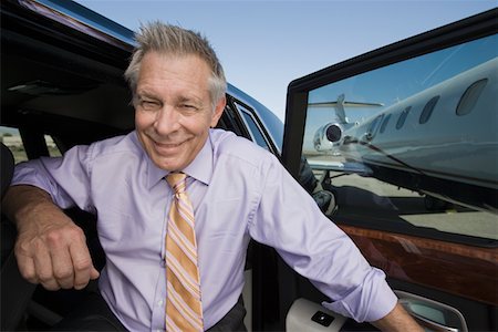 Portrait d'homme d'affaires senior en face de la voiture. Photographie de stock - Premium Libres de Droits, Code: 693-06016987