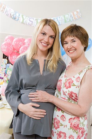 Pregnant Woman with Mother at a Baby Shower Foto de stock - Sin royalties Premium, Código: 693-06017203