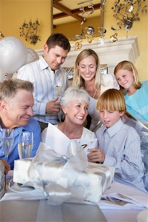 Grandmother smiling at party with whole family Foto de stock - Sin royalties Premium, Código: 693-06017231
