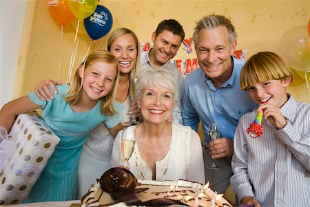 Senior woman celebrating birthday with family Foto de stock - Sin royalties Premium, Código: 693-06017291