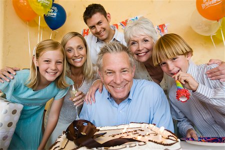 Senior man celebrating birthday with family Foto de stock - Sin royalties Premium, Código: 693-06017292