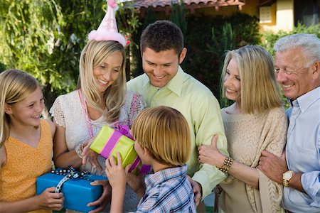 Mid-adult woman receiving birthday presents Foto de stock - Sin royalties Premium, Código: 693-06017300