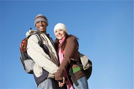Young couple wearing backpacks, standing outdoors holding hands. Foto de stock - Sin royalties Premium, Código: 693-06017514