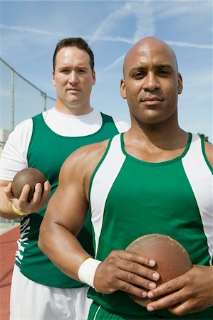 Two male athletes holding shot and discus, portrait Foto de stock - Sin royalties Premium, Código: 693-06017701