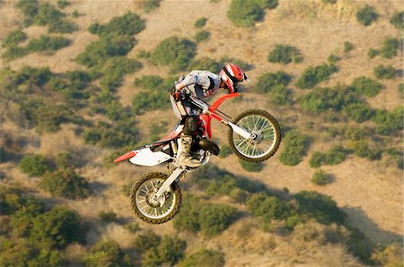 Pilote de motocross dans les airs au-dessus du désert Photographie de stock - Premium Libres de Droits, Code: 693-06018249