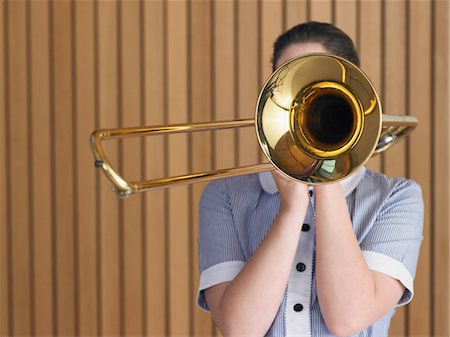 Lycéenne jouant trombone en classe, portrait Photographie de stock - Premium Libres de Droits, Code: 693-06018535