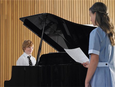 piano à queue - Deux étudiants en classe de musique Photographie de stock - Premium Libres de Droits, Code: 693-06018532