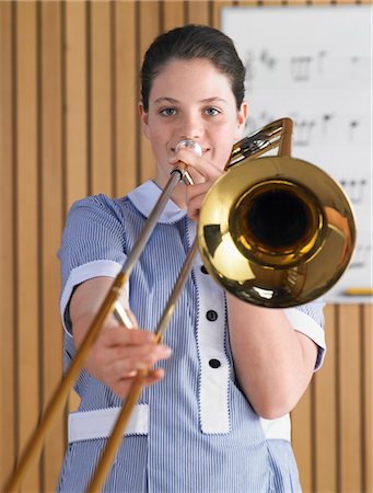 École secondaire fille jouant trombone dans la classe de musique, portrait Photographie de stock - Premium Libres de Droits, Code: 693-06018533