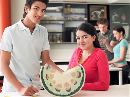 Teenagers standing in science class Foto de stock - Sin royalties Premium, Código: 693-06018546
