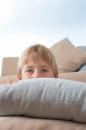 simsearch:400-06130548,k - Young Boy Hiding Behind Pillows and cushions Foto de stock - Sin royalties Premium, Código: 693-06018587
