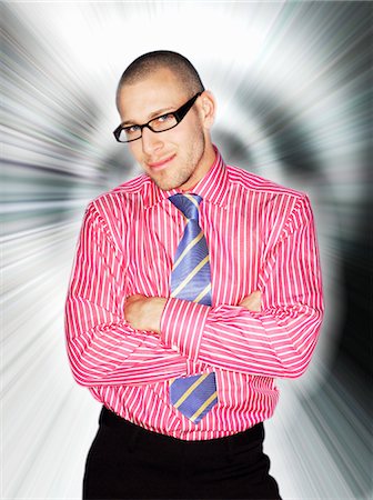 Business man in glasses, smiling, in front of light effect Foto de stock - Royalty Free Premium, Número: 693-06018638