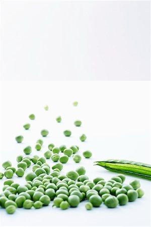 pod peas - Group of loose peas with empty pea pod, close-up Stock Photo - Premium Royalty-Free, Code: 693-06018705