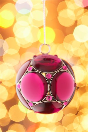 simsearch:693-06018743,k - Christmas bauble, close-up Fotografie stock - Premium Royalty-Free, Codice: 693-06018745