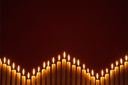 simsearch:693-03565357,k - Row of lit candles, on black background Foto de stock - Royalty Free Premium, Número: 693-06018759